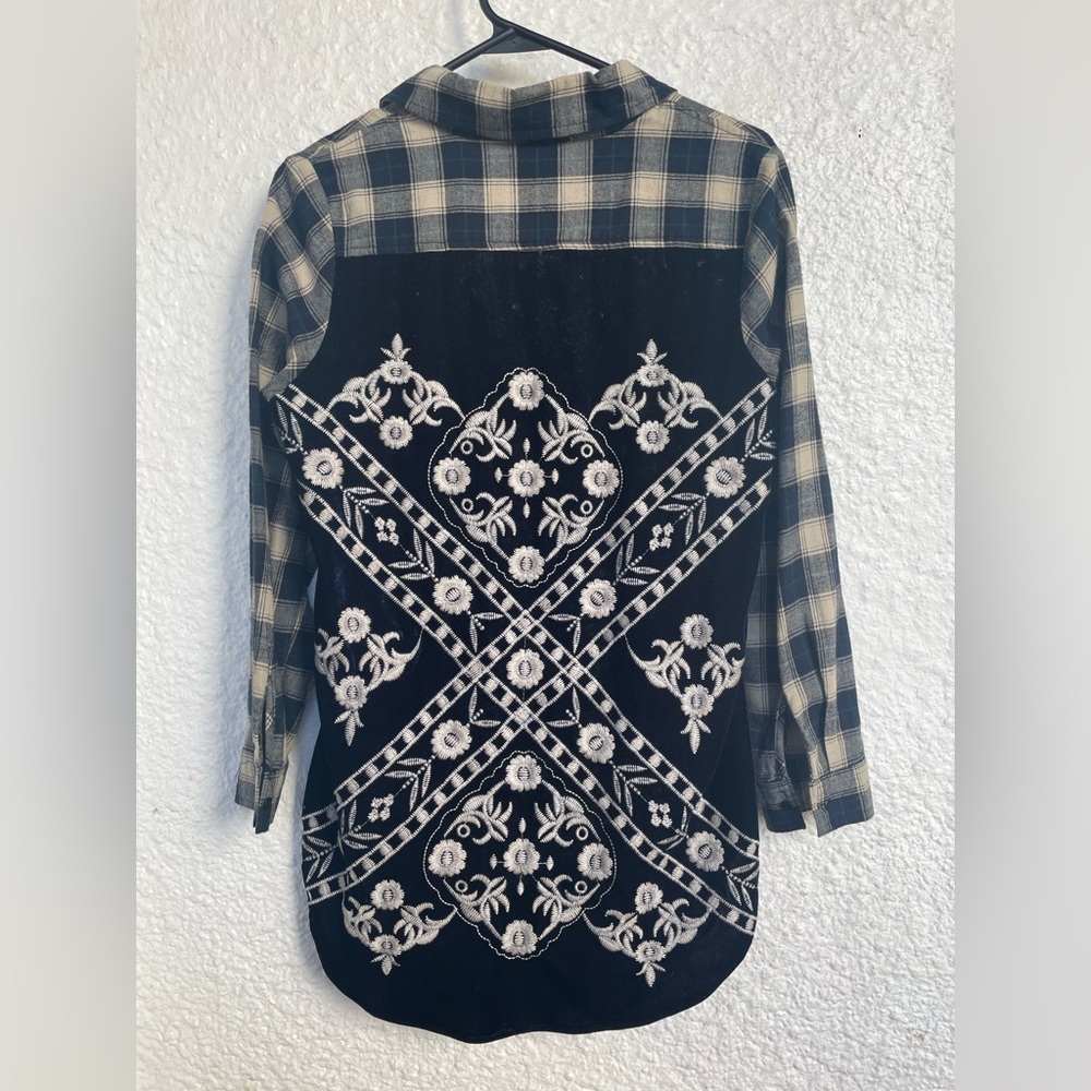 Womens Velvet Embroidered Floral Flannel Size Small